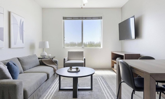 Maryvale Village Apartamento | Landing | Modern 2BD, Clubhouse, Pool