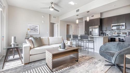 Biggar Apartamento | Landing Modern Apartment with Amazing Amenities (ID8083X57)