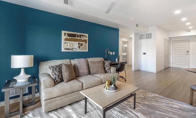 North Mountain Apartamento | Landing | Spectacular 1BD, Pool, Gym