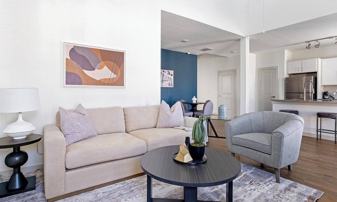 Waller Apartamento | Landing | Chic 3BD, Pool, Gym