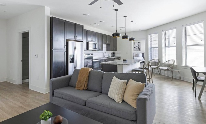 Fort Worth Apartamento | Landing | Spectacular 1BD, Yoga Studio, Game Room