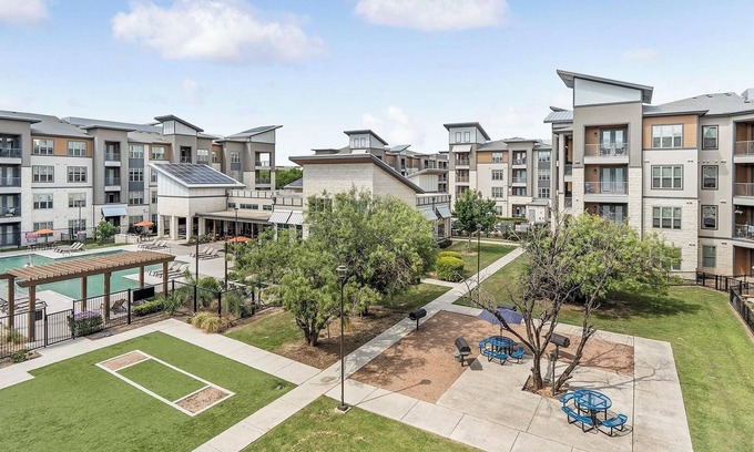 Wetmore Apartamento | Landing | Stunning 2BD, Pool, Clubhouse