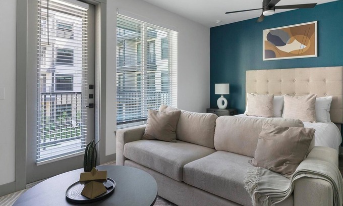 Houston Apartamento | Landing | Incredible Studio, Courtyard, Pool