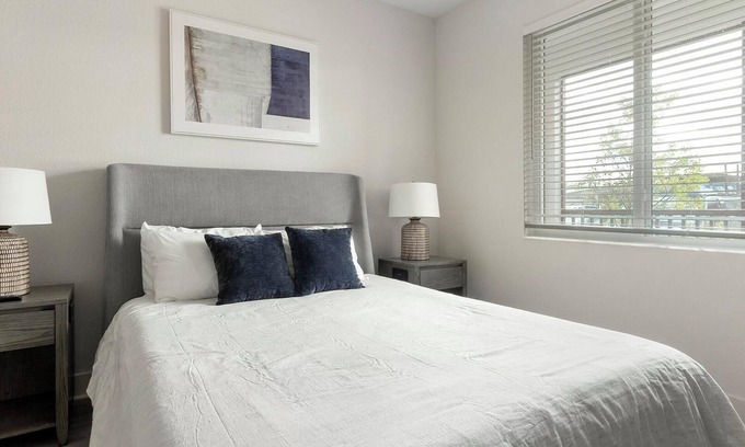 Palmetto Apartamento | Landing | Stylish 1BD, Gym, Pool
