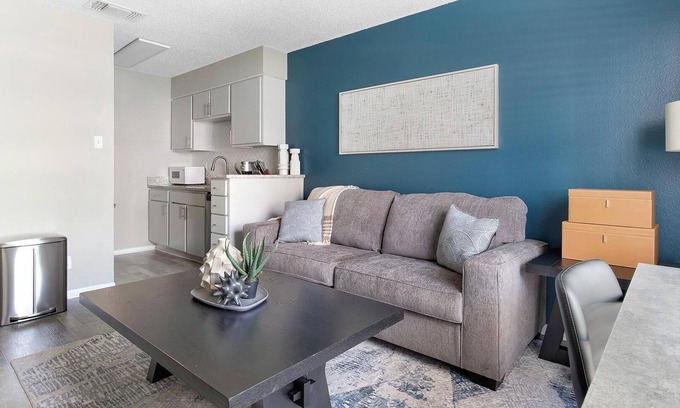 Royal Ridge Apartamento | Landing | Stylish 1BD, Pool, Gym