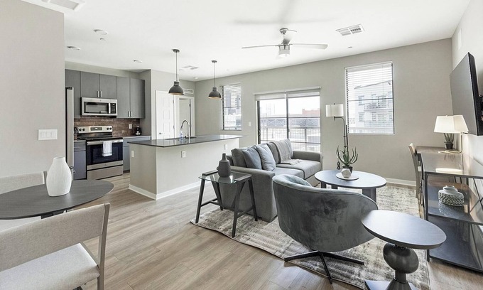 Warehouse District Apartamento | Landing | Stylish 2BD, Yoga Studio, Rooftop Lounge