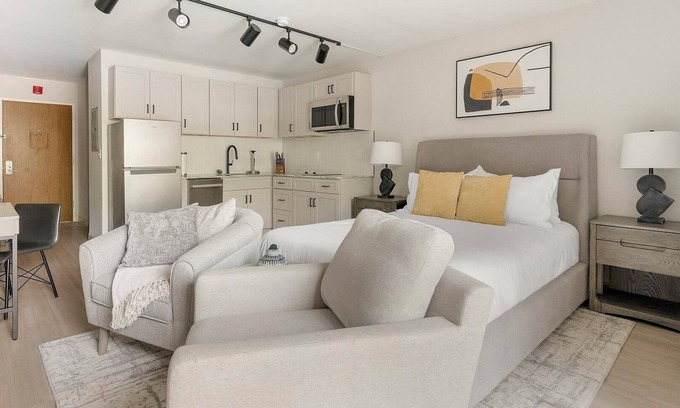 Northeast Raleigh Apartamento | Landing | Stylish Studio, Pool, Gym
