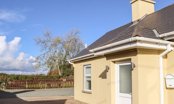 Ballycullane Cabaña | LANE COTTAGE, family friendly in Ballycullane, County Wexford