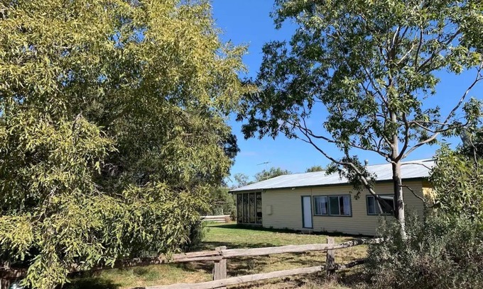 Baradine Casa | Langholm, Stumpy Lane; a serene retreat in the bush.
