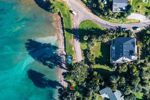 Surfdale Casa | Lannan Beach House - Stay Waiheke