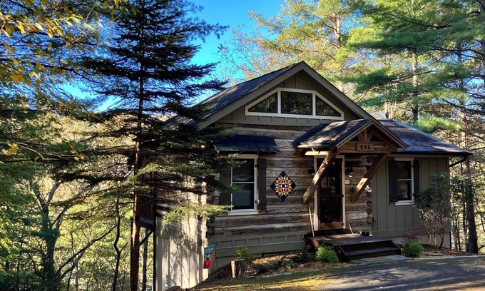 Lansing Cabina | Lansing NC , near West Jefferson and Boone NC, secluded log cabin getaway