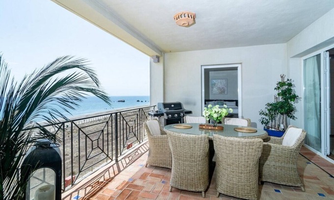 Bahia de Casares Apartamento | LAP- 3 bed apartment on the beach. Families only
