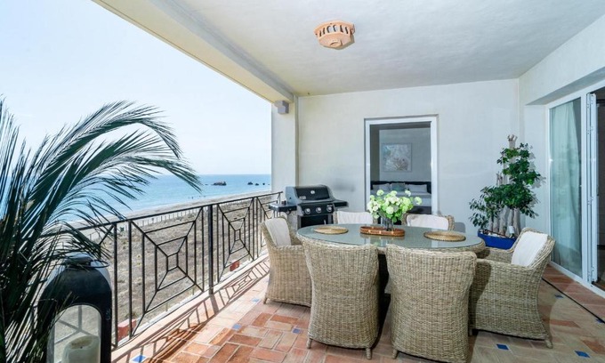Bahia de Casares Apartamento | LAP- 3 bed apartment on the beach. Families only