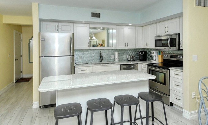 Longboat Key Apartamento | LaPlaya 103A-Time to relax! Enjoy the peaceful, private beach just a shell's throw from your door.