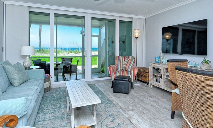 Longboat Key Apartamento | LaPlaya 104A- Gulf front! Walk right from your lanai onto the private beach.