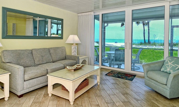 Longboat Key Apartamento | LaPlaya 105B-Relax on the balcony and watch the dolphins swim by and the pelicans dive!
