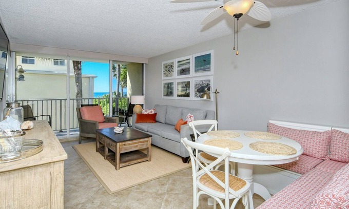 Longboat Key Apartamento | LaPlaya 202E-Catch the gentle Gulf breezes on your private balcony beneath the swaying palms.