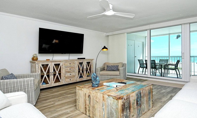 Longboat Key Apartamento | LaPlaya 205D-Spectacular sunsets and sunbathing from your private Gulf-front lanai or sundeck.
