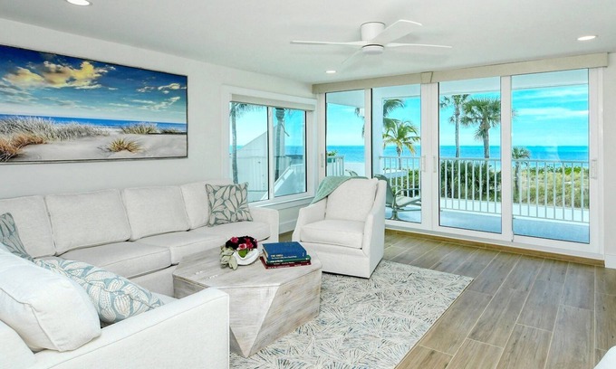 Longboat Key Condominio | LaPlaya 206C-Gorgeous vistas of the Gulf from this light and bright end unit with private access to the beach.