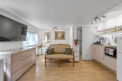 Laugardalur Apartamento | Lara Studio in Laugardalur valley, Reykjavík Central Park and Botanical Garden, Private entrance, FREE Private Parking on side