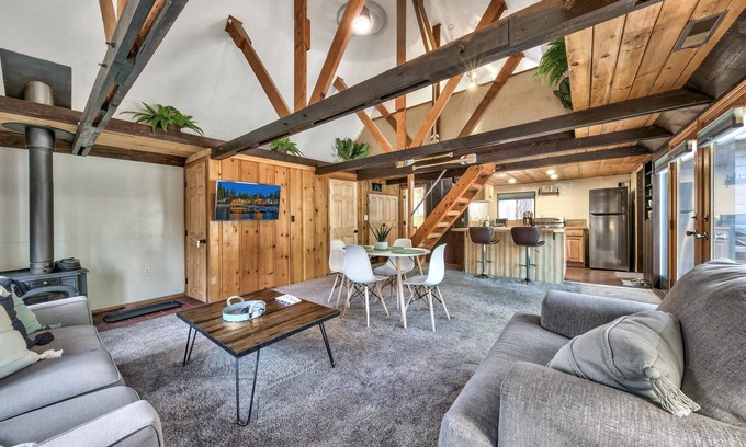 South Lake Tahoe Casa | Larch Chalet- 1BR, 1BA 2 Min to Heavenly, Hot Tub