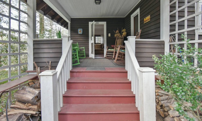 Montreat Casa | Gran cabaña familiar de 100 años de antigüedad, bañera con patas y mucha terraza y porche