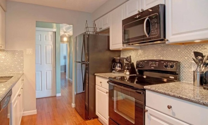 Southeast Colorado Springs Condominio | Large 2 bedrooms w/ west facing mountain views