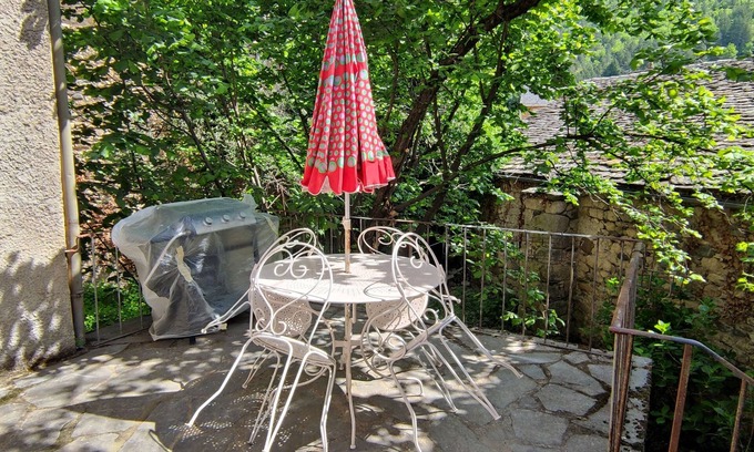 Florac Casa | Large 200 m2 house with garden, terraces and courtyard. Florac Center.