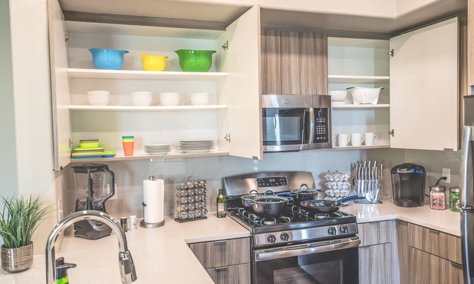 Camarillo Apartamento | Large 2BD 👑 SMART TVs 📺WiFi⚡Full Kitchen☕ Coffee