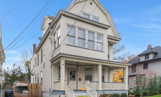 West Orange Apartamento | Large 2BR Apt w/Balcony | Quick NYC Train