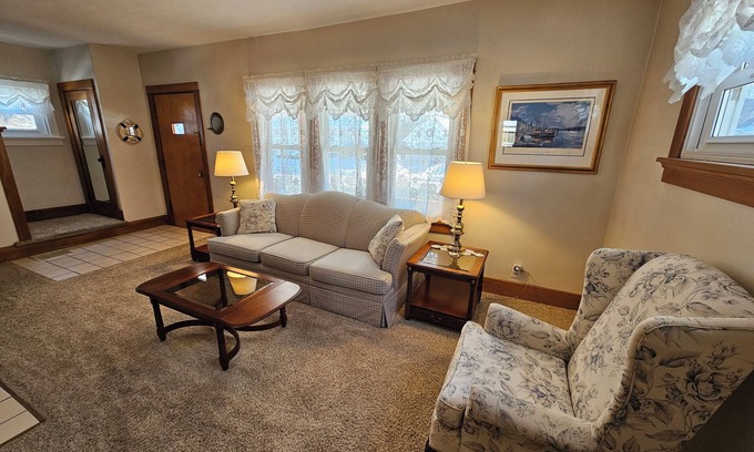 Kettering Casa | Large 3 Bedroom, 2 Bath Home, Premium Kitchen, Large Family & Living Rooms