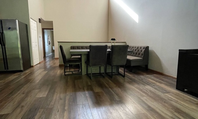 Apple Valley Casa | large 3 beds 2 bath Townhome with 20' high ceiling and stone fire place.