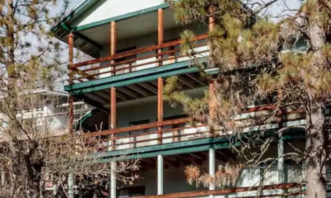 Bass Lake Cabina | Large 3-story LAKE VIEW 4 bedrooms (all masters) & 5 bath Boat Slip & Marina