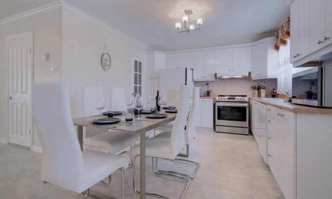 Lafleche Apartamento | Large 3BDR Apartment with free parking near downtown.