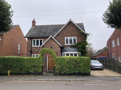 Newark Casa | Large 4 bed detached house with parking
