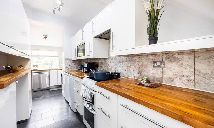 Caterham Casa | Large 4 Bed House | Sleeps 8