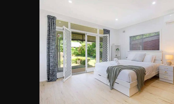 Willoughby Casa | Large 4 Bedroom House with Free Parking on Site, 10 km to Sydney CBD