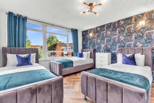 Birmingham Casa | Large 4 Bedroom House - Sleeps 10 - Birmingham City Centre - Perfect for Work, Families, Groups, Business Travellers & Contractors - FREE PARKING - By 02 Academy, Bullring, Newstreet, Selfridges - SMART TVs in all rooms