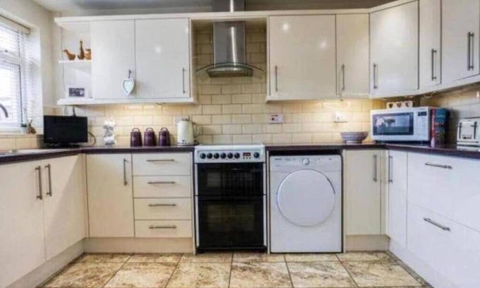Wyken Condominio | Large 4 Bedroom House in Central Coventry