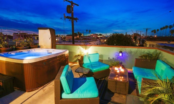 Belmont Shore Casa | Casa grande al otro lado de la calle con patio en la azotea y jacuzzi caliente. Duerme 8