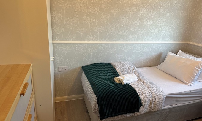Sunderland Casa | Large 4 bedroom with cot , free street parking & garage - 13 min from the beach