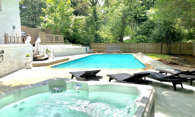 Clarkston Casa | ¡Nuevo listado!Amplia casa con piscina privada * HotTub * BBQ * Foosball * en Stone Mountain