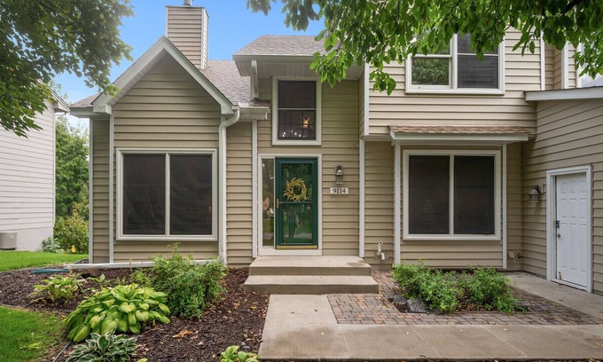 Brooklyn Park Casa | Large 5 Bed Home with Huge Yard!