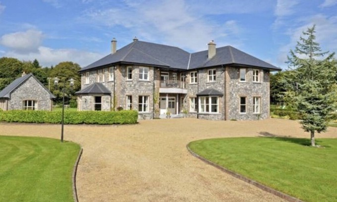 Clarinbridge Otro | Large 5-bed Home with Tennis Court & Bar