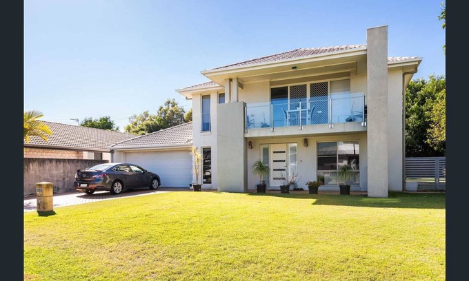 Biggera Waters Casa | Large 5 bedroom home 5 minute walk to Harbour Town