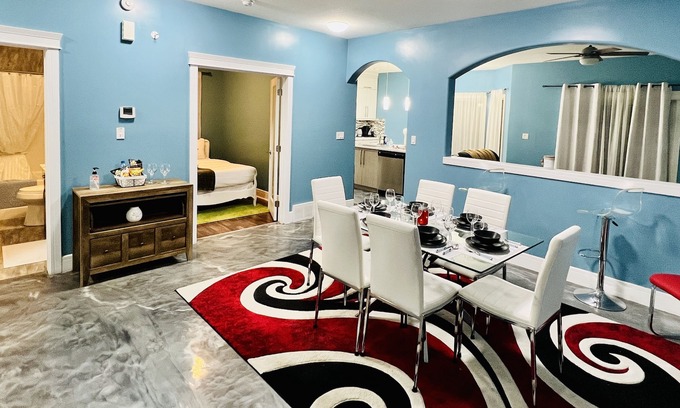 Northwest Edmonton Casa | ✨Large 5 bedroom home w/ parking / wifi / yard