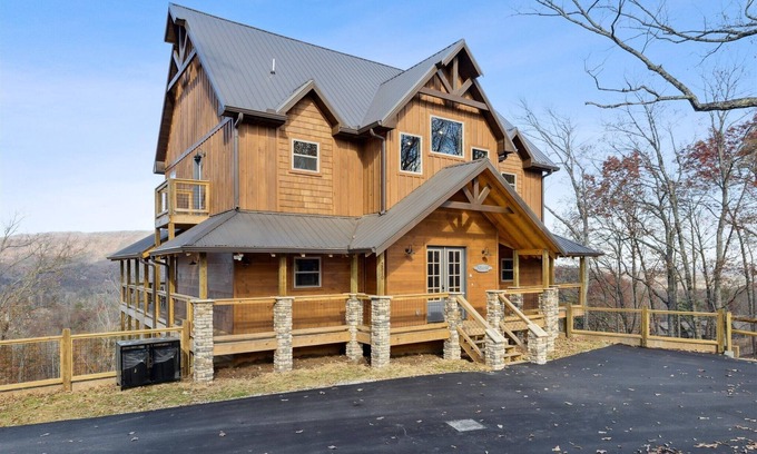 Bellevue Cabina | Large 5 Bedroom with Hot Tub, Fire Pit, WiFi, Arcade, King Beds, GREAT VIEW!