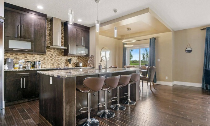 Northwest Edmonton Casa | Large 5BR Home » Central AC » King Bed » Netflix