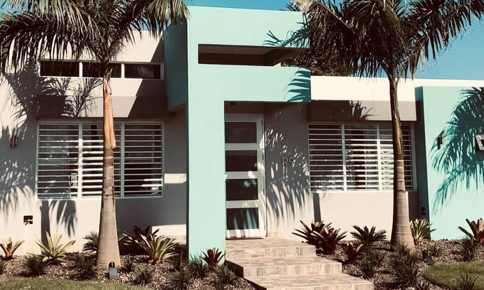 Dorado del Mar Casa | Large 5BR House, Pool, A/C, Solar/Tesla Batteries, 5 Min Walk to Dorado Beach!