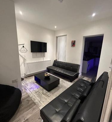 Watford Casa | Large 6 Bed 6 Bathroom House - Ideal For Families, Large Groups, Contractors & Business Travellers